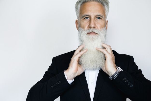 Foto homem bonito e envelhecido usando um terno preto estiloso