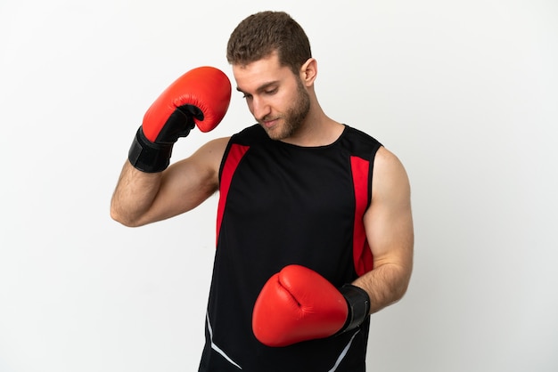 Homem bonito e loiro sobre fundo branco isolado com luvas de boxe