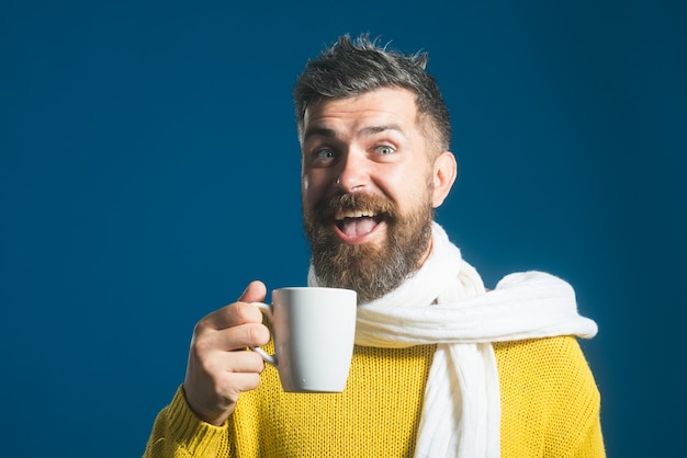 Homem bonito e sorridente com uma xícara de café e fazendo uma pausa para o café alegre homem barbudo com caneca
