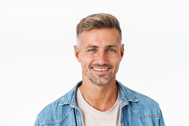 Homem bonito e sorridente usando roupa casual em pé isolado no branco