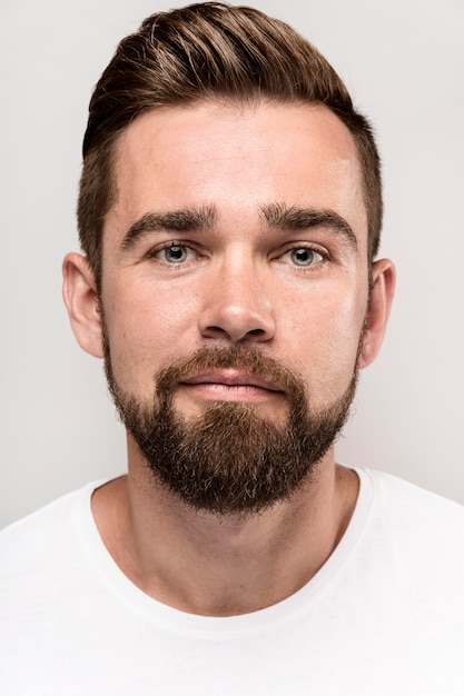 Foto homem bonito em camiseta branca