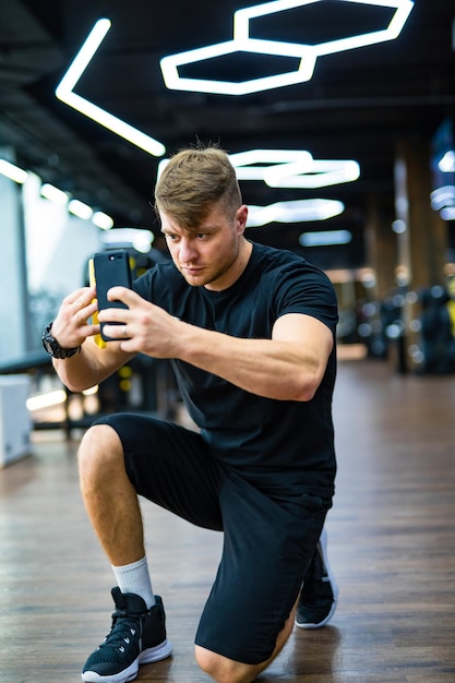 Homem bonito em pano casual tirando foto Homem de estilo de vida jovem fazendo fotos com telefone