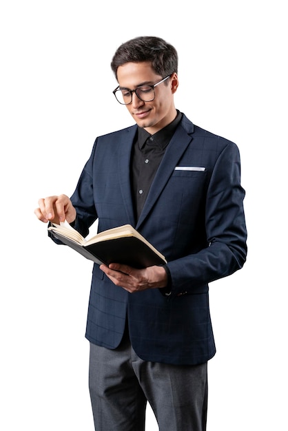 Homem bonito em pé de óculos lendo livro isolado