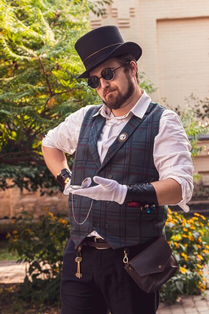 Homem bonito em roupas steampunk