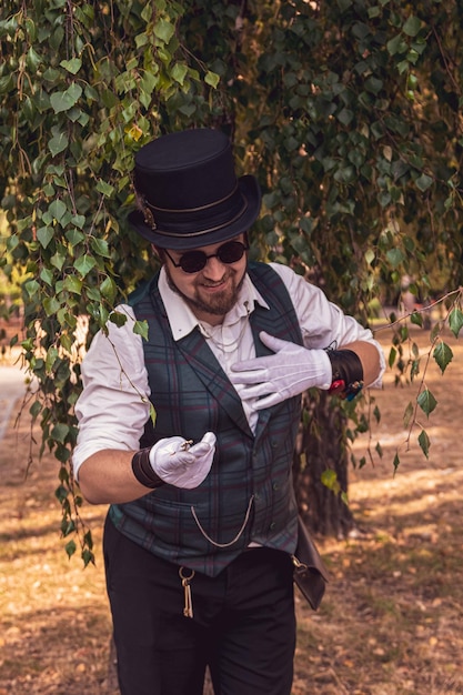 Homem bonito em roupas steampunk