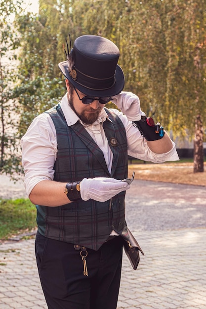 Homem bonito em roupas steampunk