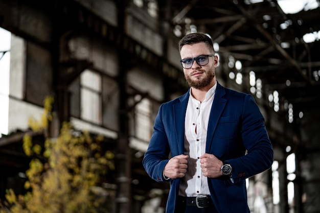 Homem bonito em traje ao ar livre Retrato de homem confiante de terno