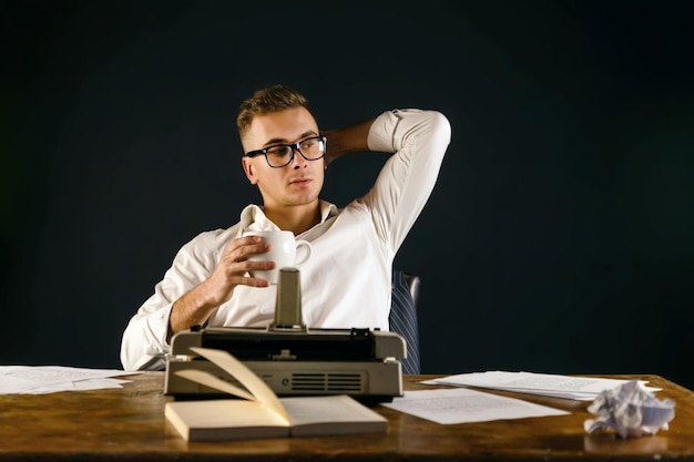 Homem bonito escritor usando óculos e