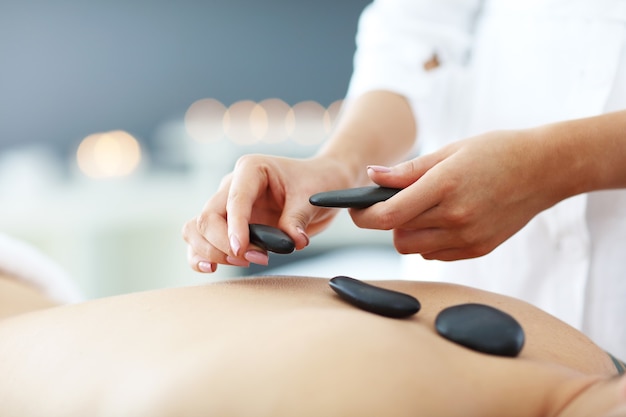 homem bonito fazendo massagem em salão de spa