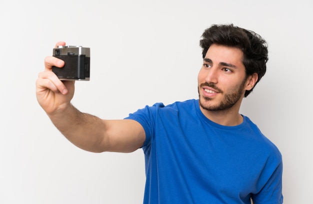 Foto homem bonito, fazendo uma selfie