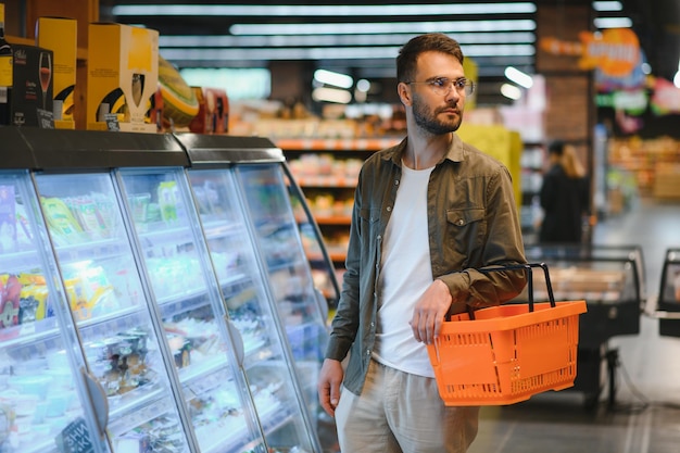 Homem bonito, fazer compras em um supermercado