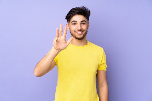 Homem bonito feliz em estúdio