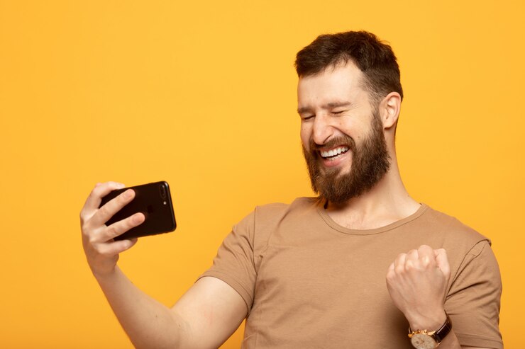 Foto homem bonito feliz usando um smartphone