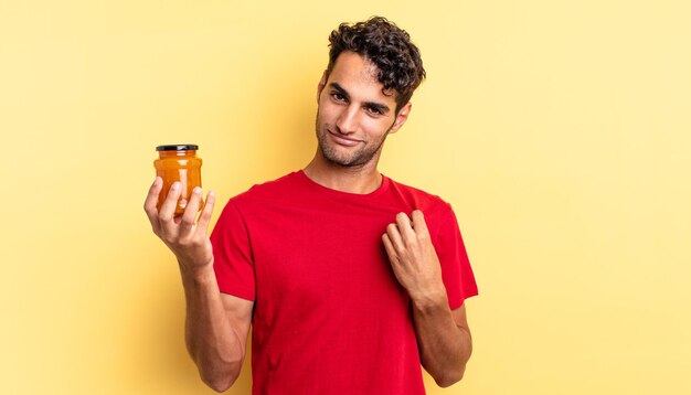 Homem bonito hispânico parecendo arrogante, bem-sucedido, positivo e orgulhoso. geléia de pêssego