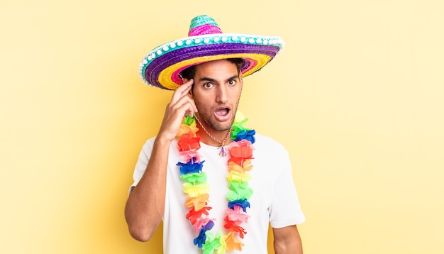 homem bonito hispânico parecendo surpreso, percebendo um novo pensamento, ideia ou conceito. conceito de festa mexicana