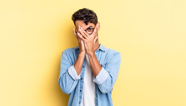 Homem bonito hispânico se sentindo assustado ou envergonhado