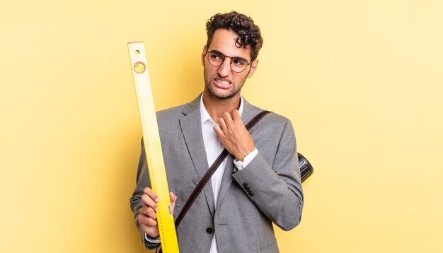 Homem bonito hispânico se sentindo estressado, ansioso, cansado e frustrado. conceito de arquiteto