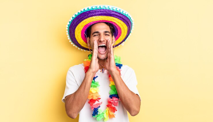 Foto homem bonito hispânico se sentindo feliz, dando um grande grito com as mãos perto da boca. conceito de festa mexicana