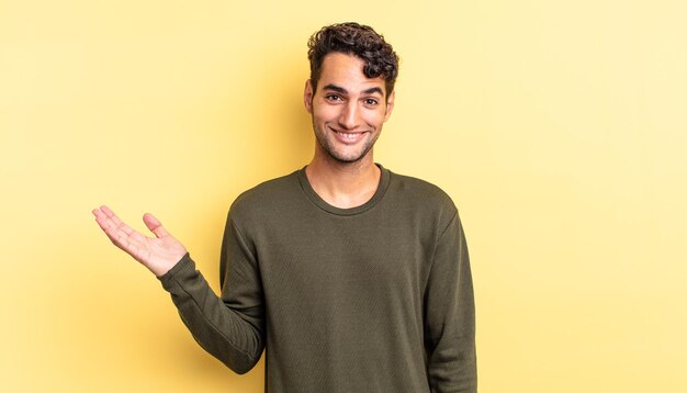 Homem bonito hispânico se sentindo feliz e surpreso ao perceber uma solução ou ideia