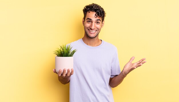 Homem bonito hispânico se sentindo feliz, surpreso ao perceber uma solução ou ideia. conceito de planta decorativa