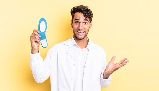 Homem bonito hispânico se sentindo feliz, surpreso ao perceber uma solução ou ideia. conceito de quiropodista