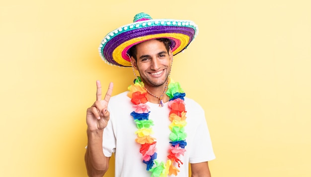 Homem bonito hispânico sorrindo e parecendo amigável, mostrando o número dois. conceito de festa mexicana