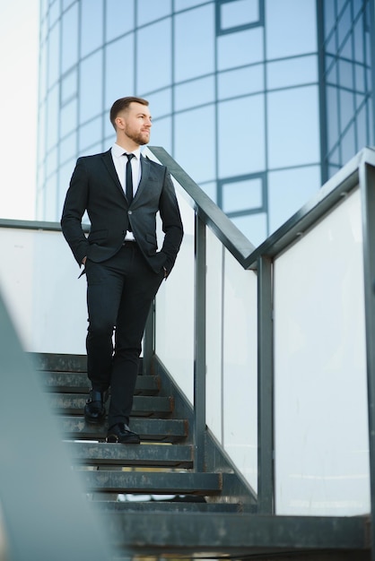 Homem bonito indo para reunião