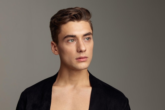 Homem bonito jaqueta preta moda penteado closeup visual atraente modelo