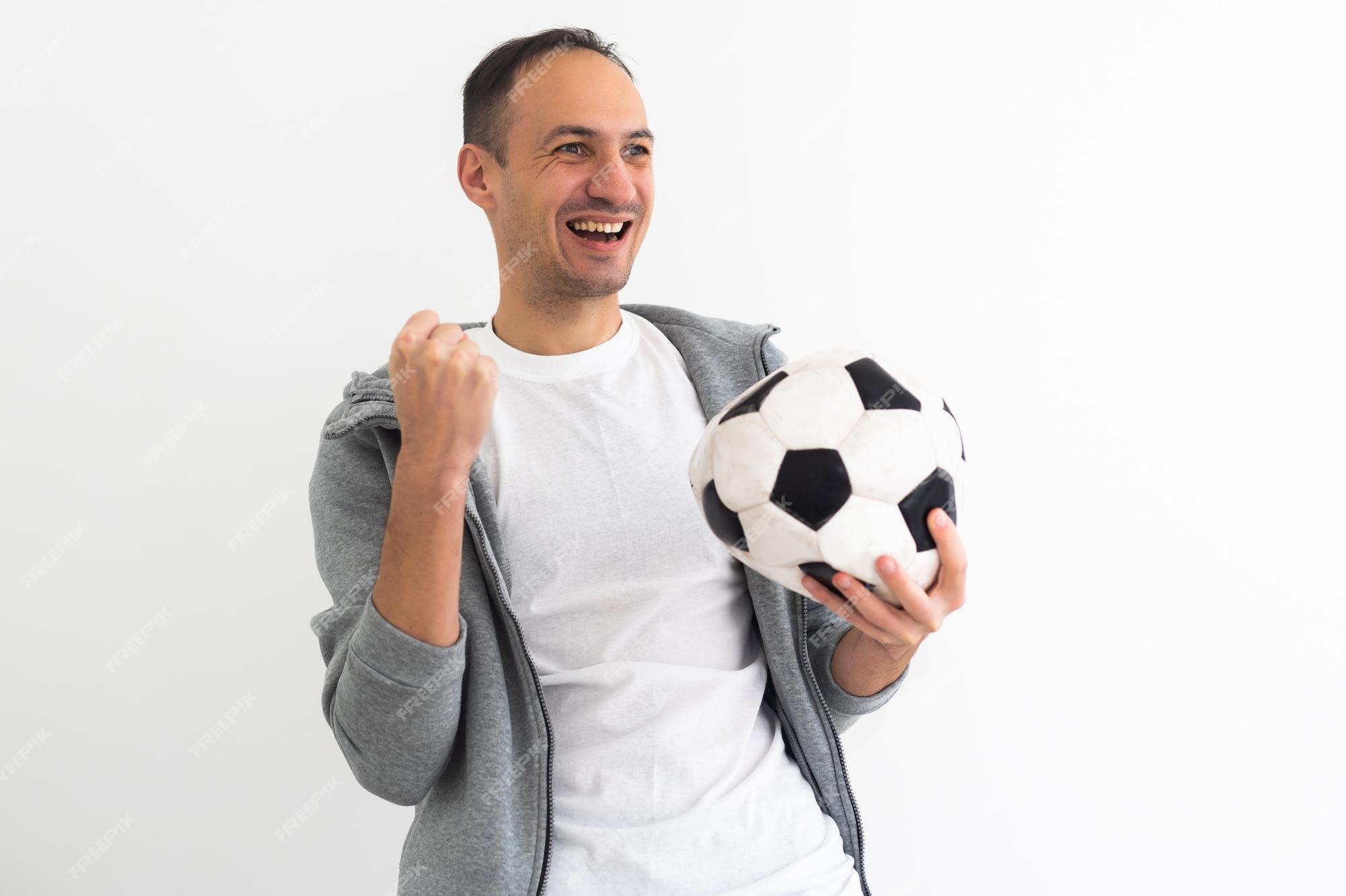 Foto Um homem se aproximando para pegar uma bola de futebol