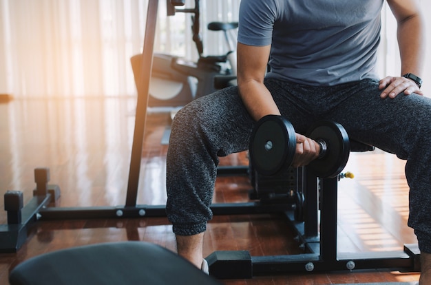 homem bonito jovem asiático muscular fazendo os exercícios