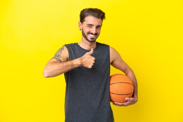 Jovem Jogador Basquete Homem Sobre Fundo Isolado Apontando Para Trás fotos,  imagens de © luismolinero #654962238