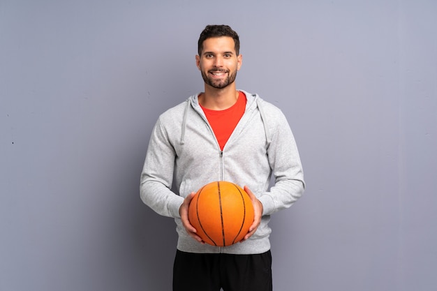 Homem bonito jovem jogador de basquete, sorrindo muito