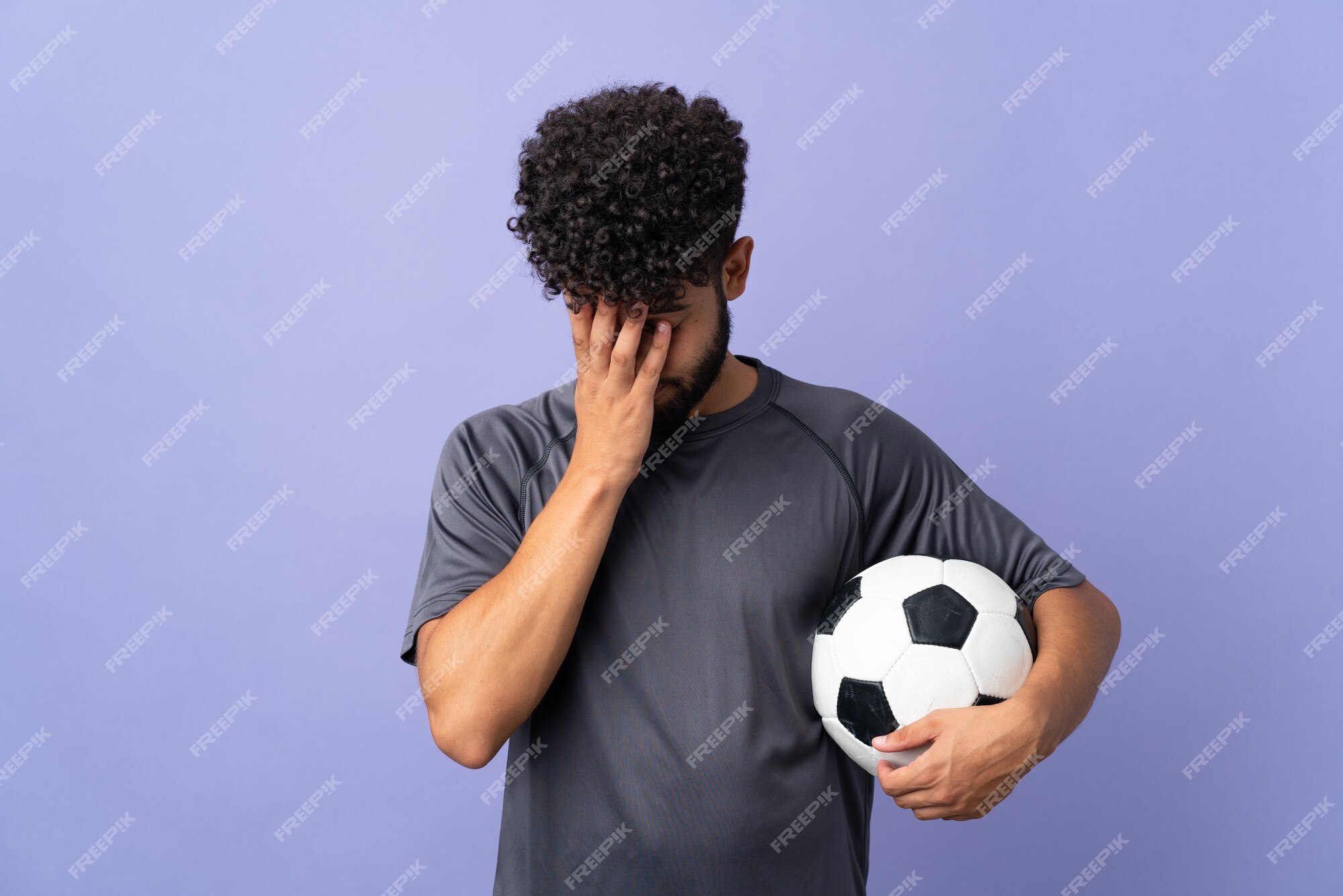 Homem bonito jovem jogador de futebol sobre fundo branco isolado com  expressão cansada e doente