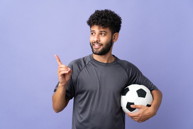 Homem bonito jovem jogador de futebol marroquino isolado