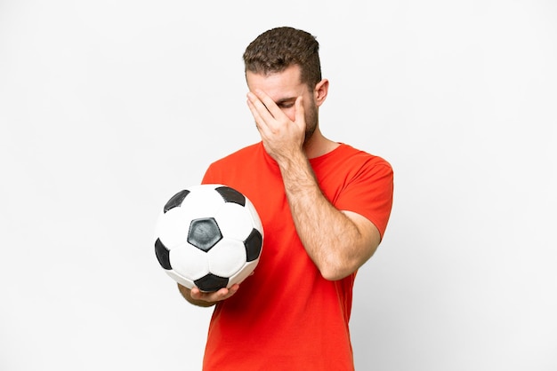 Homem bonito jovem jogador de futebol sobre fundo branco isolado com expressão cansada e doente