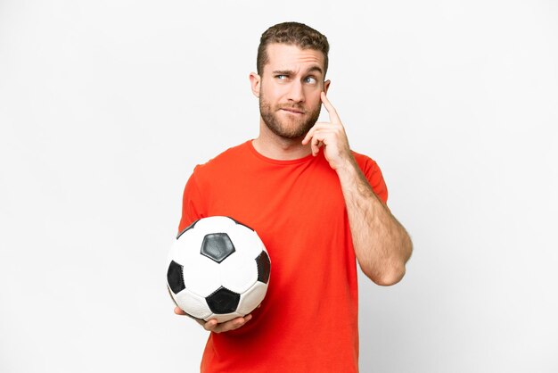 Homem bonito jovem jogador de futebol sobre fundo branco isolado, tendo dúvidas e pensando