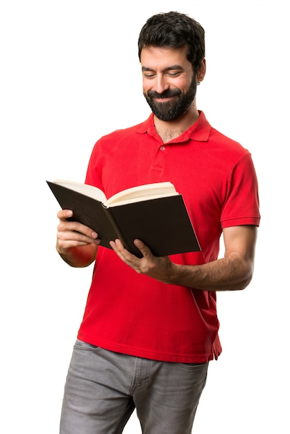 Foto homem bonito lendo um livro