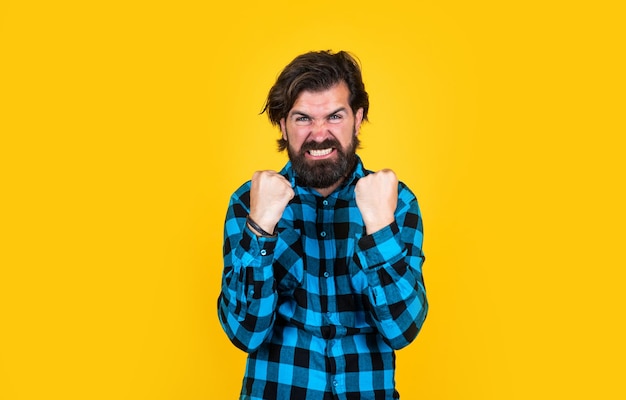 Homem bonito maduro vestindo camisa casual de pé sobre fundo amarelo comemorando sucesso louco e louco