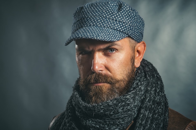 Homem bonito moda masculina com chapéu e lenço moda inverno homem barbudo atraente com chapéu de malha quente