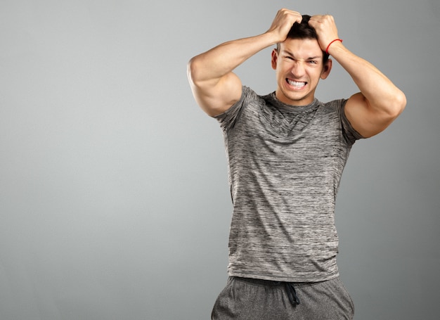 Foto homem bonito, muito cansado, preocupado e infeliz isolado no fundo