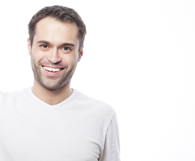 Homem bonito na camisa branca em branco