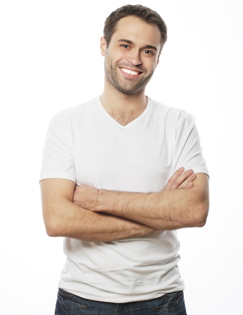 Homem bonito na camisa branca em branco