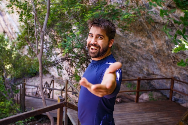 Homem bonito na trilha de férias sorrindo, olhando para a câmera. homem sorrindo no parque.