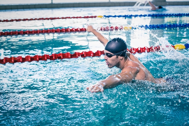 Homem bonito nadar na piscina