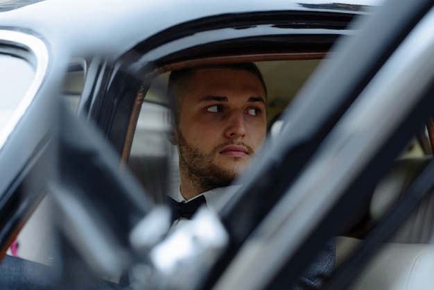 Foto homem bonito no carro