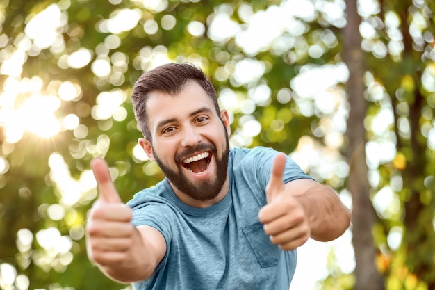 Homem bonito no parque verde