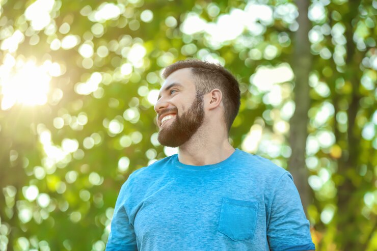 Foto homem bonito no parque verde