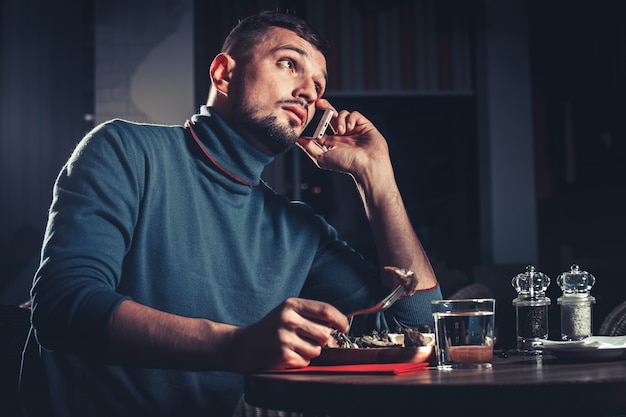 Homem bonito no restaurante