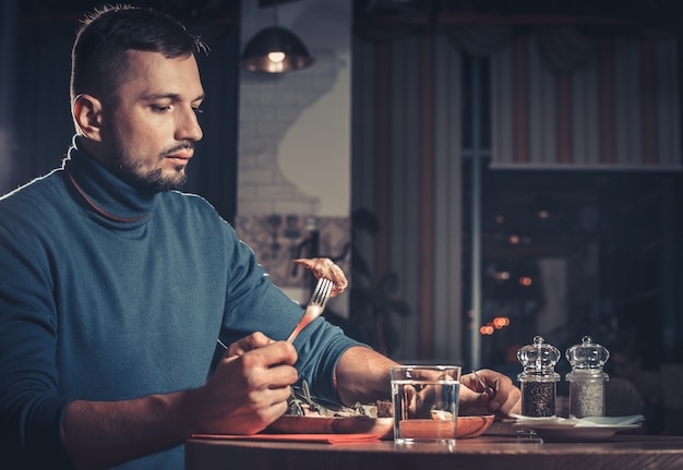 Homem bonito no restaurante