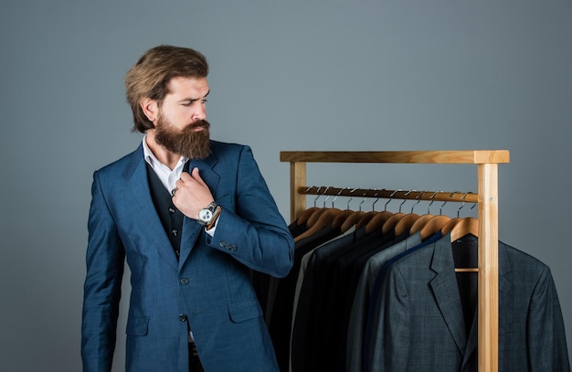 Homem bonito noivo estilo formal terno conceito de boutique de moda do dia do casamento